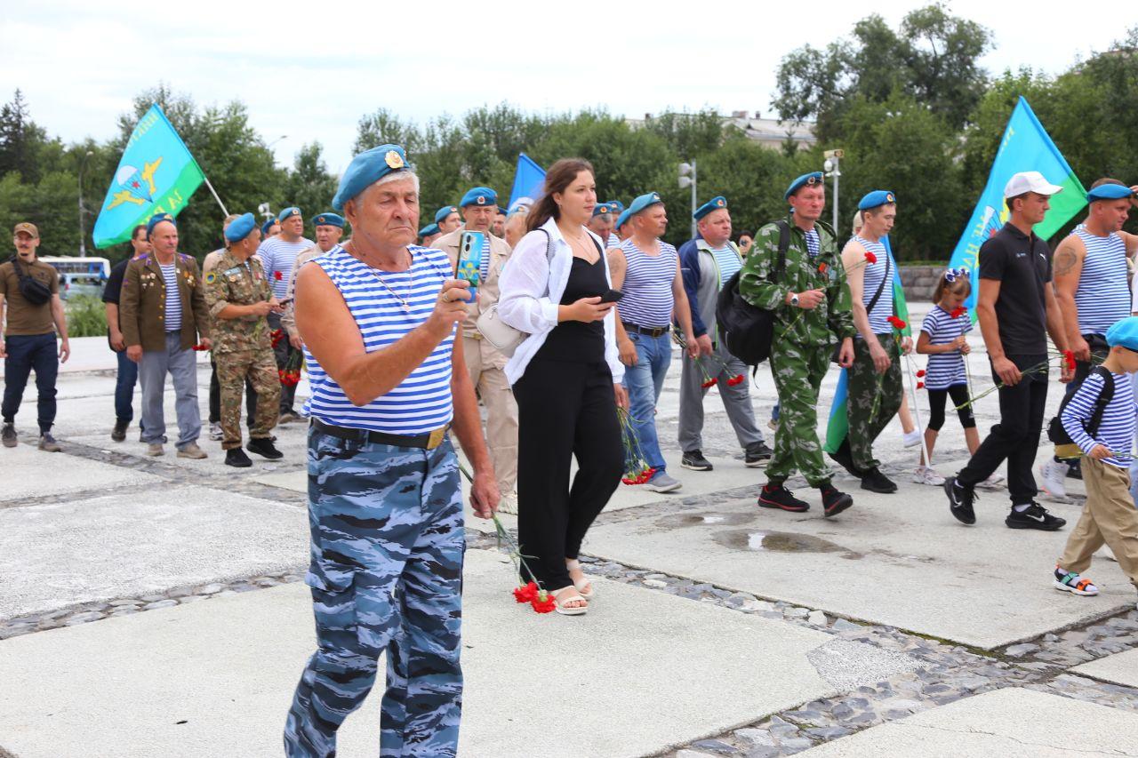 Фото «Сильные мужчины тоже плачут» Новосибирские десантники с размахом празднуют День ВДВ. Трогательные кадры с Монумента Славы 9